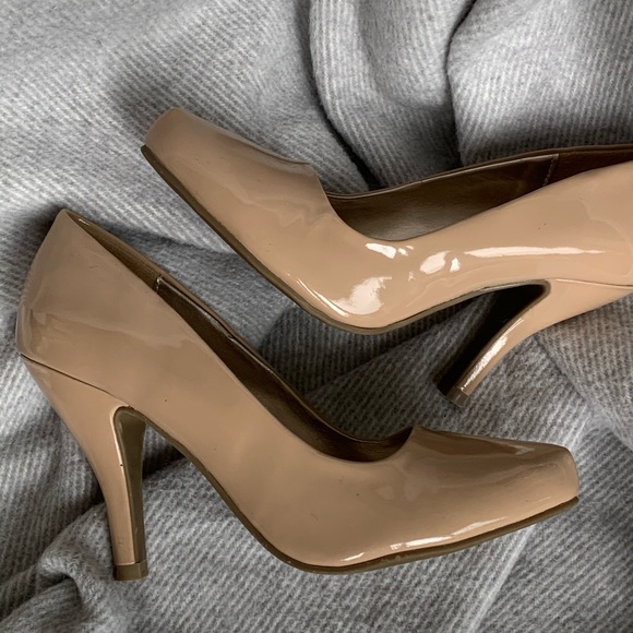 Kenneth Cole Reaction heels. - Picture 2 of 3